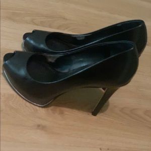 Honora heels by guess size 7
